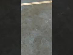 Światła reflektorów oświetlają kort tenisowy stołowy