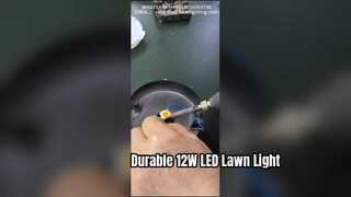 Lampa trawnikowa LED o mocy 12 W z obudową z odlewanego ciśnieniowo aluminium, stosowana w parkach i drogach.