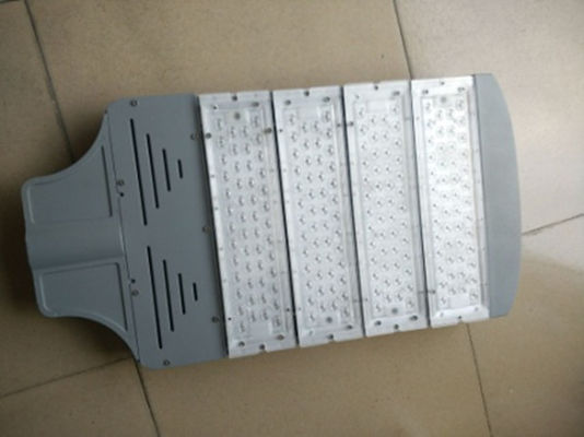 Wysoka jasność IP66 Triple Cree LED Street Light 110W 120W Z 10KV 20KV ochroną przed przeciążeniami Nowoczesne lampy uliczne LED